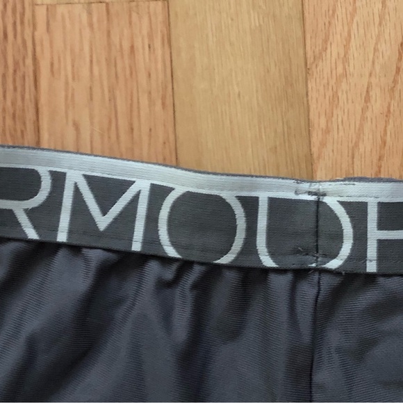 Women’s Under Armour shorts- size xs - Picture 5 of 7